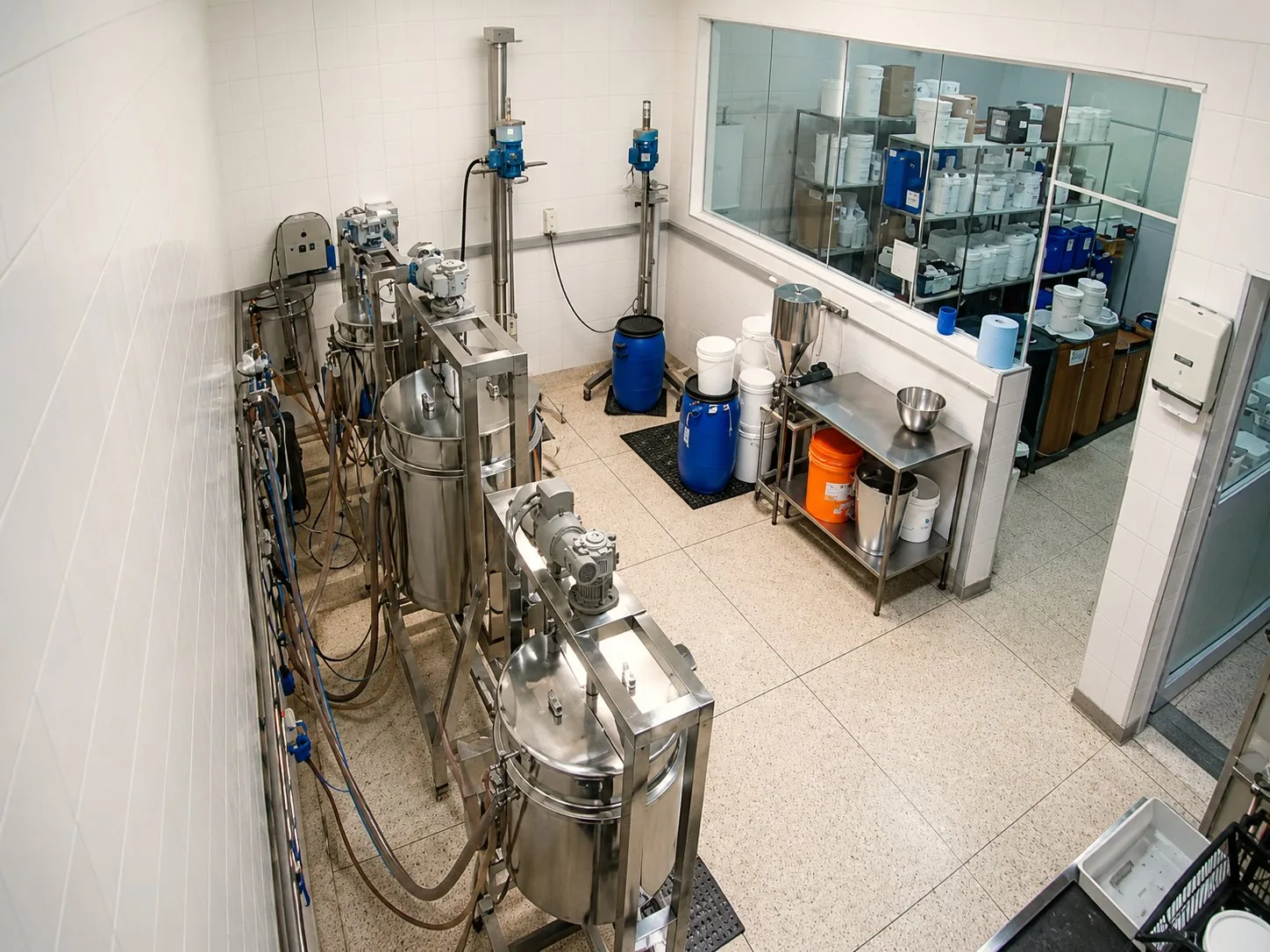 Sala de mezcla de la fábrica Hibiscus en São Bernardo do Campo — tanques de acero inoxidable para la producción de fórmulas cosméticas